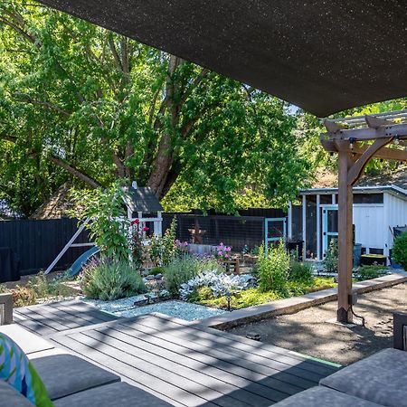 Chic Rv Retreat, Stunning Yard In Roseburg Hotell Exteriör bild