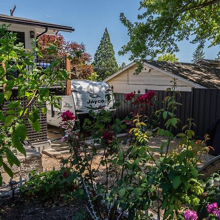 Chic Rv Retreat, Stunning Yard In Roseburg Hotell Exteriör bild