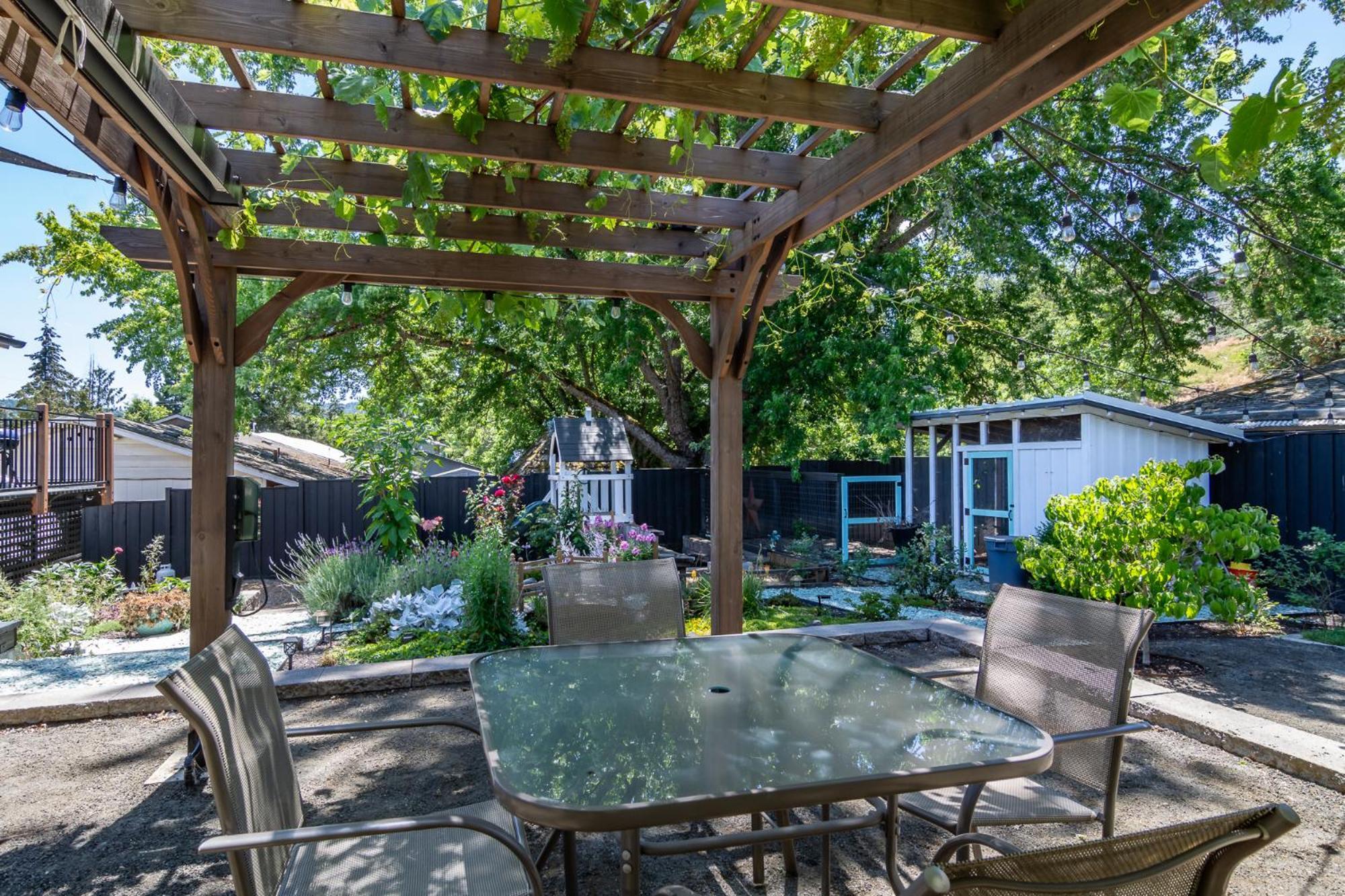 Chic Rv Retreat, Stunning Yard In Roseburg Hotell Exteriör bild