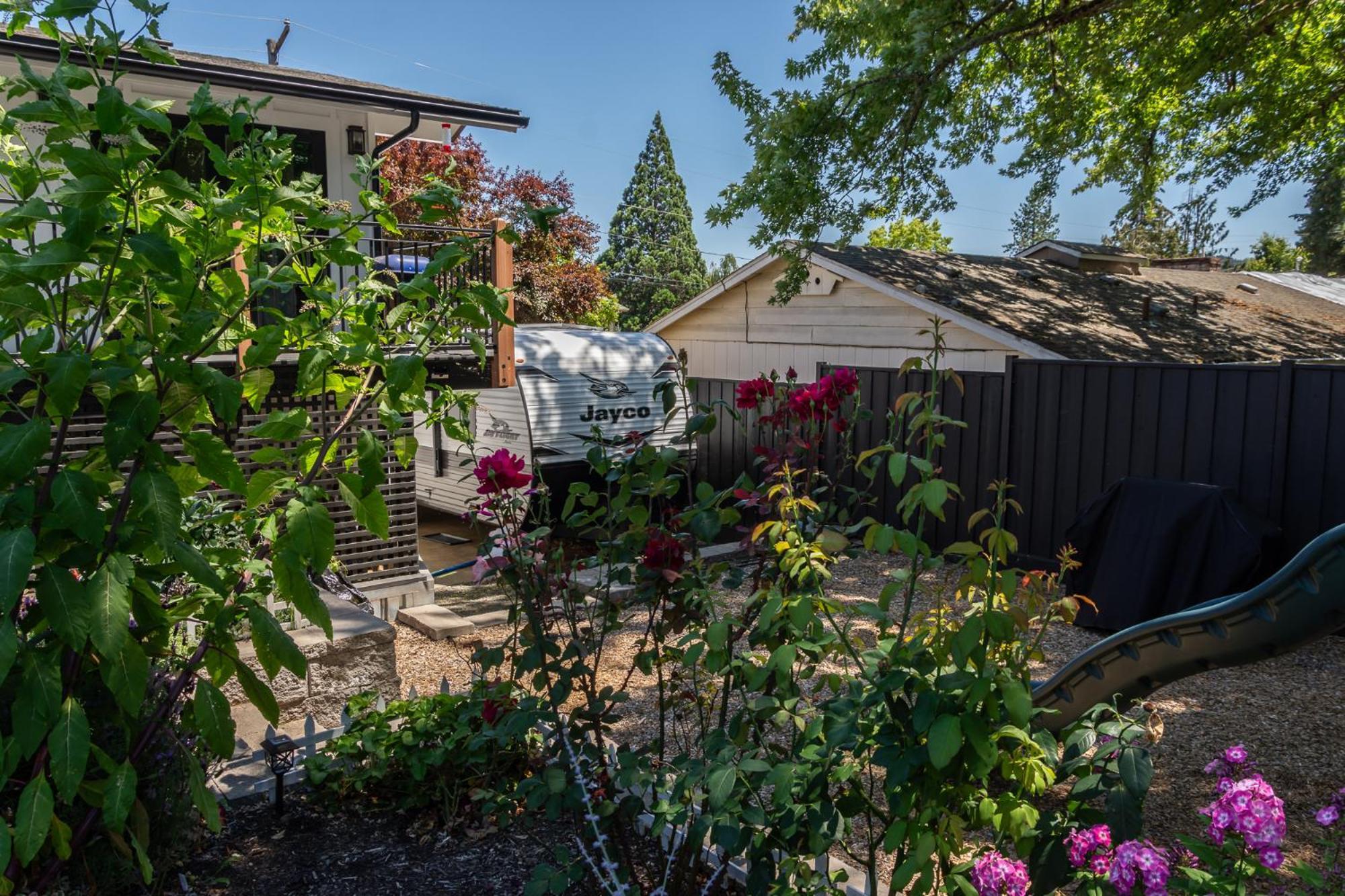 Chic Rv Retreat, Stunning Yard In Roseburg Hotell Exteriör bild