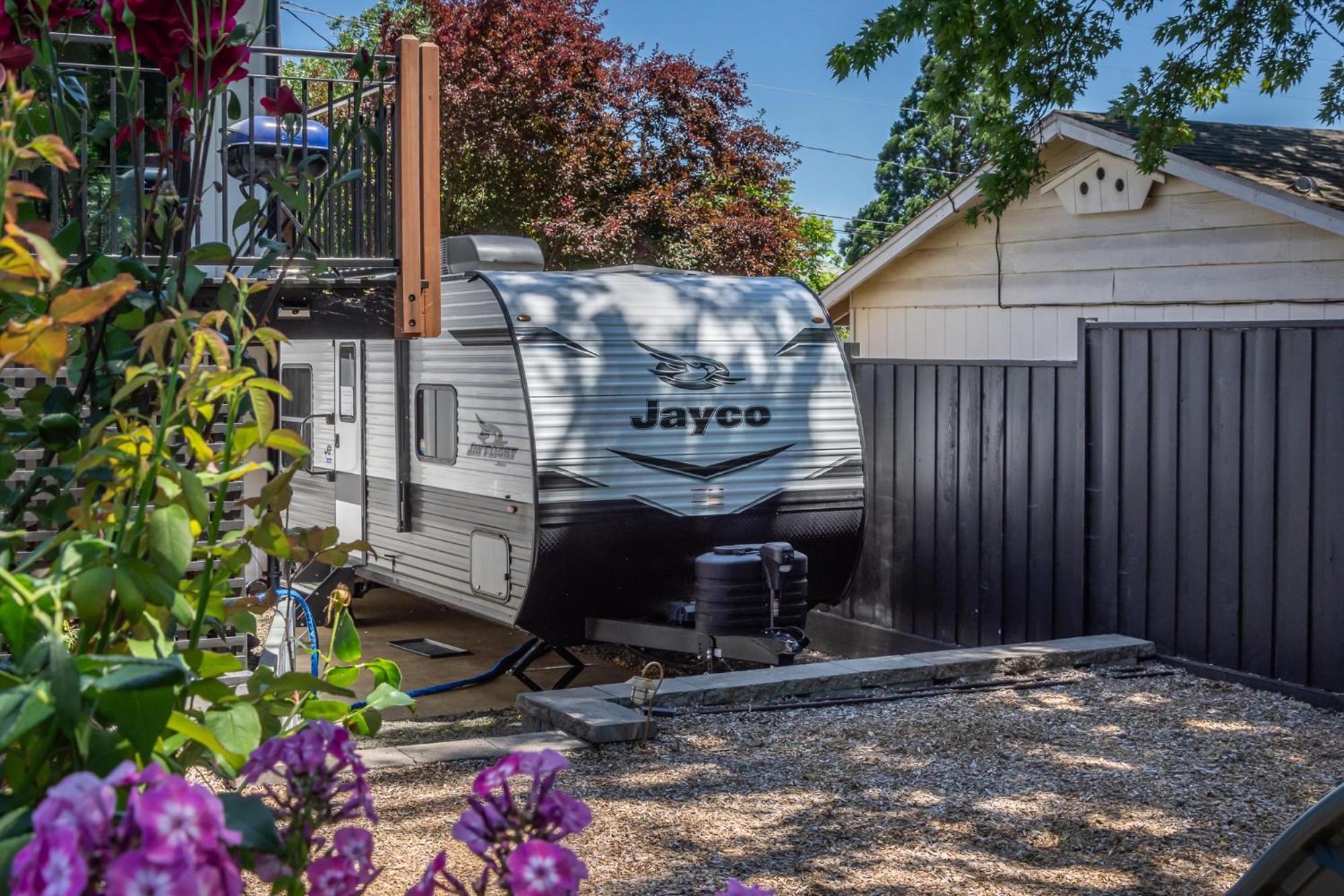 Chic Rv Retreat, Stunning Yard In Roseburg Hotell Exteriör bild