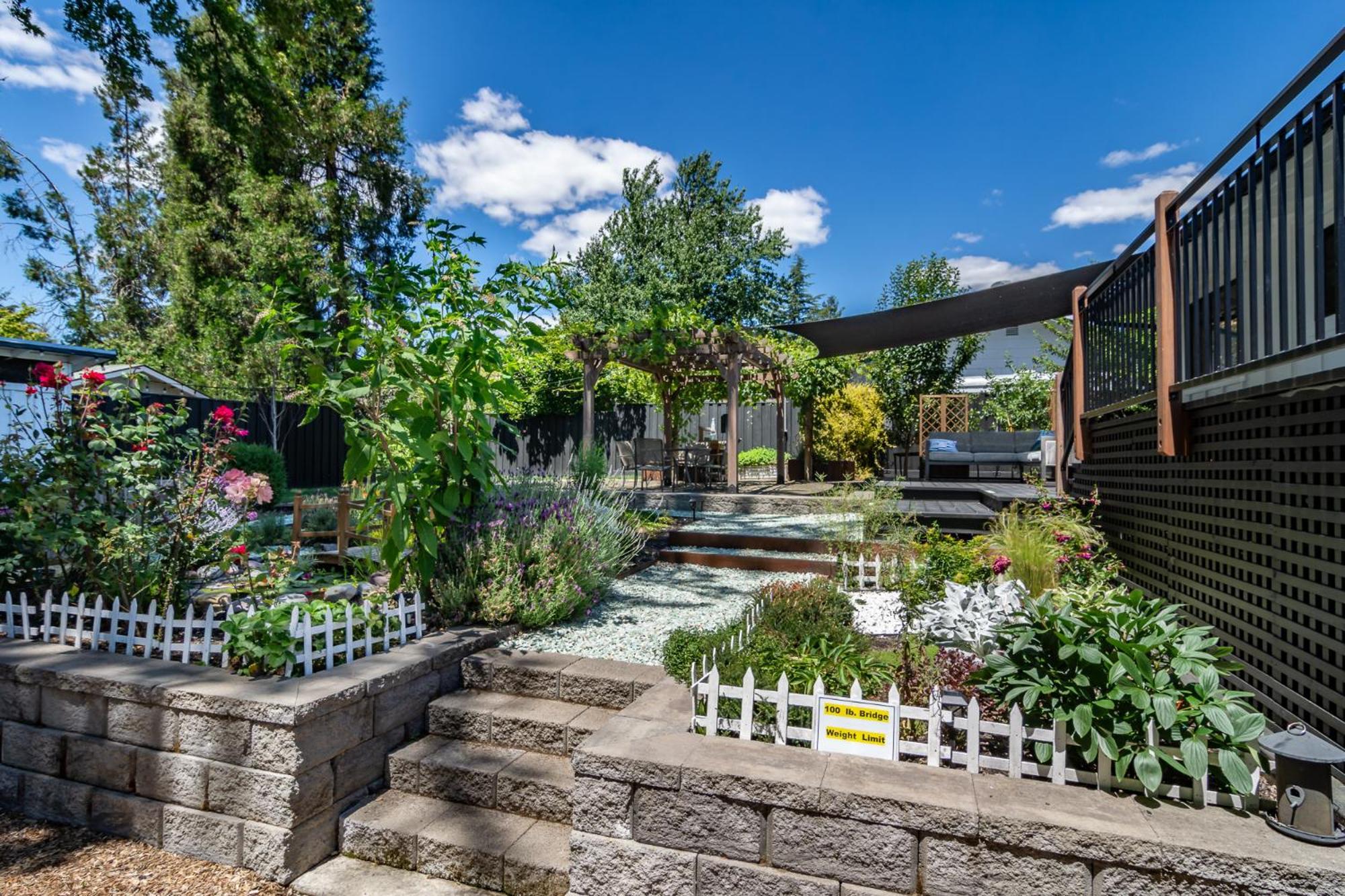 Chic Rv Retreat, Stunning Yard In Roseburg Hotell Exteriör bild