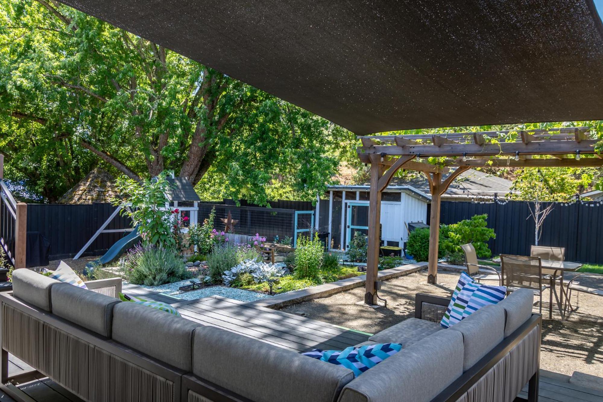 Chic Rv Retreat, Stunning Yard In Roseburg Hotell Exteriör bild
