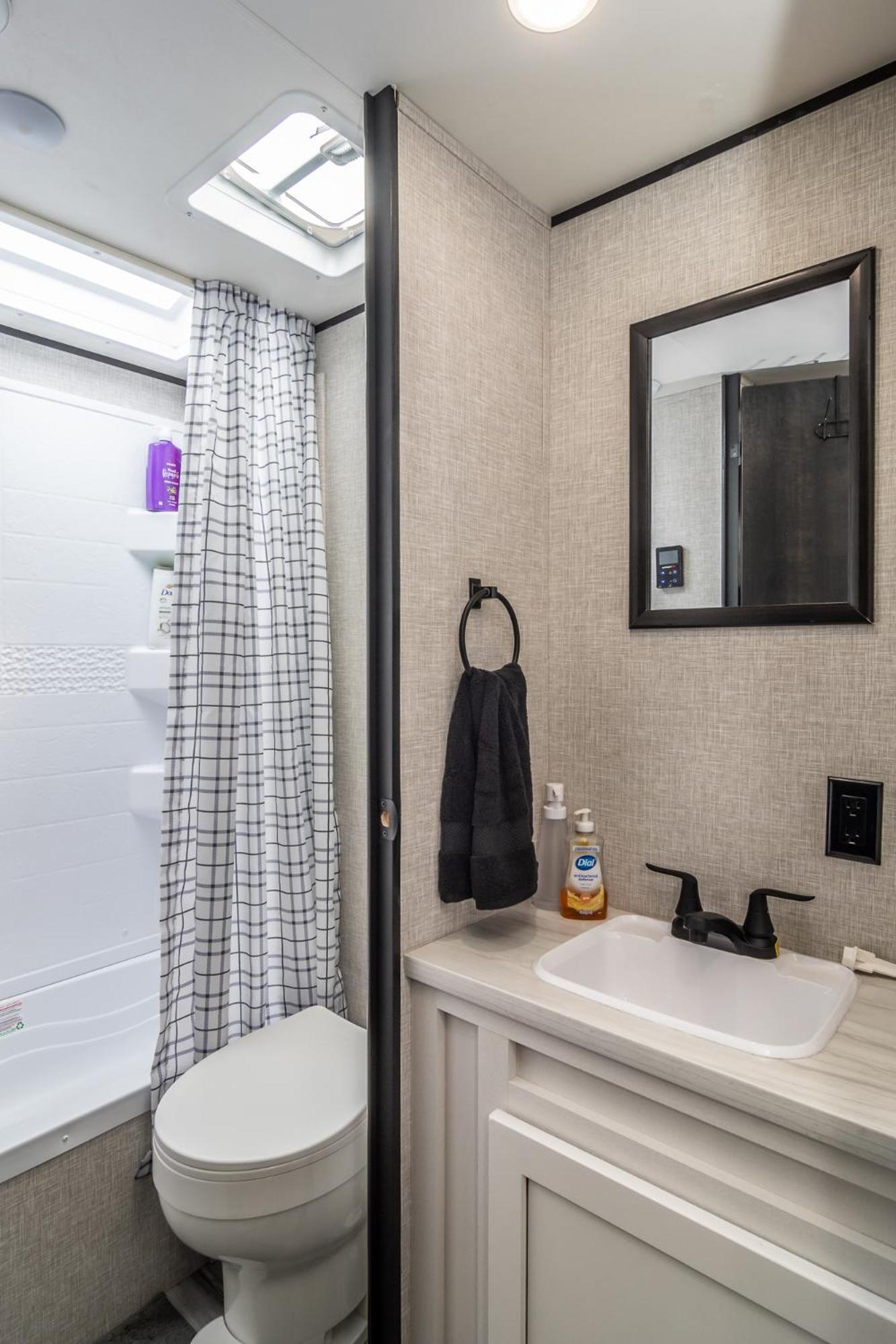 Chic Rv Retreat, Stunning Yard In Roseburg Hotell Exteriör bild