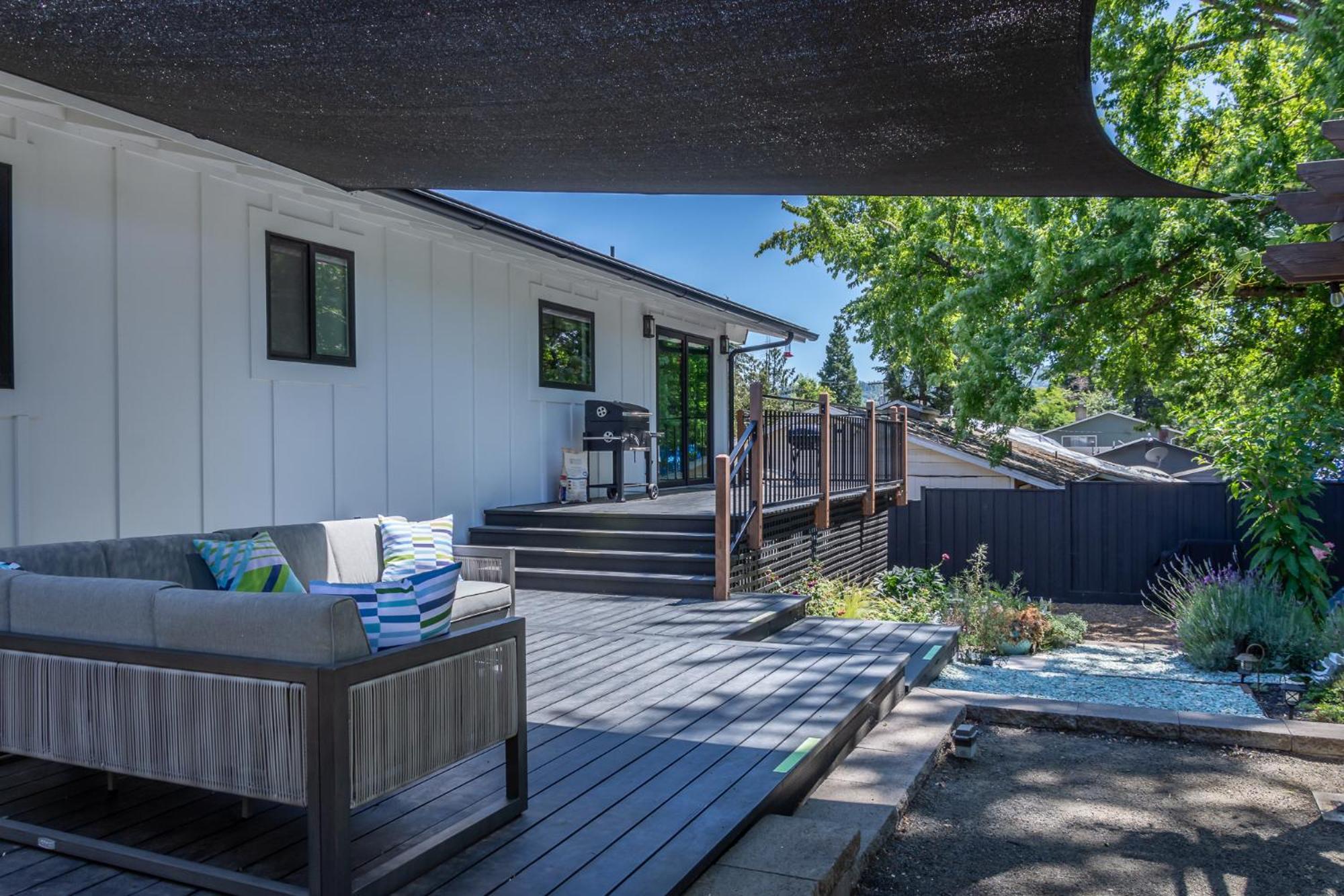 Chic Rv Retreat, Stunning Yard In Roseburg Hotell Exteriör bild