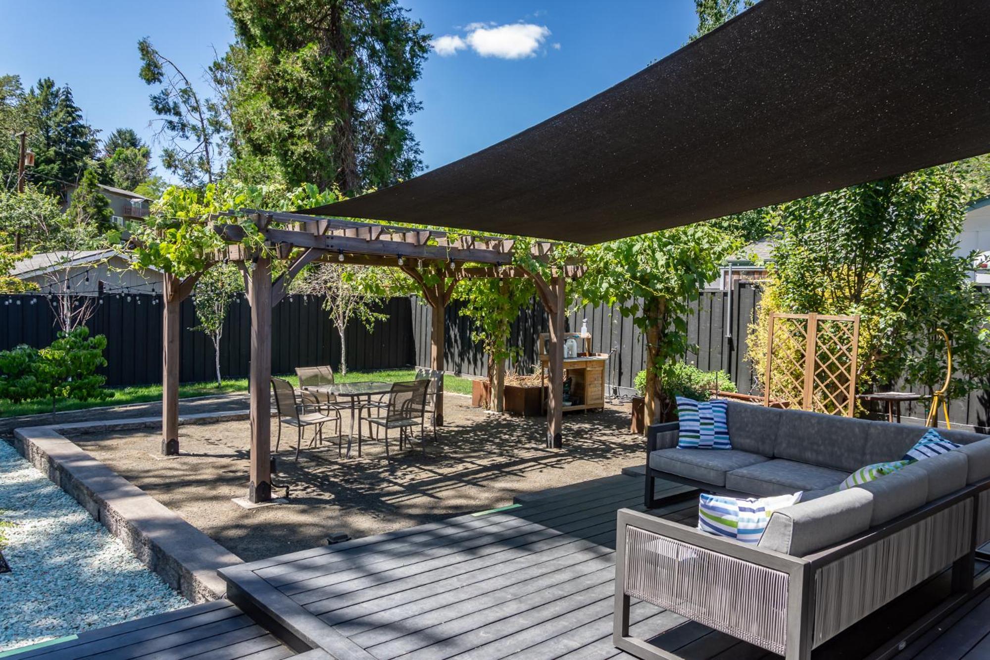 Chic Rv Retreat, Stunning Yard In Roseburg Hotell Exteriör bild