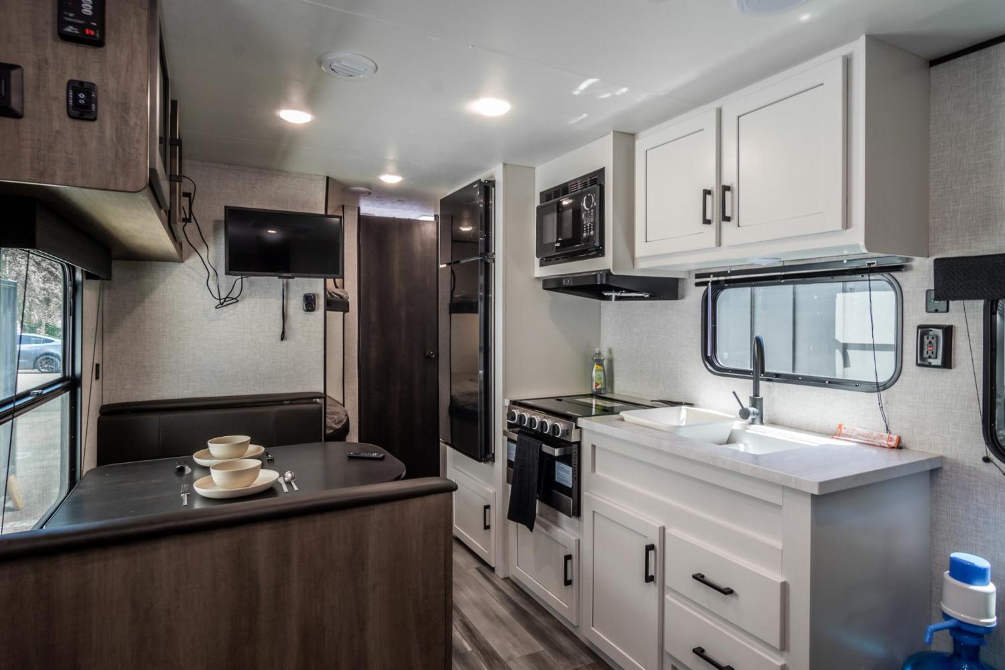 Chic Rv Retreat, Stunning Yard In Roseburg Hotell Exteriör bild