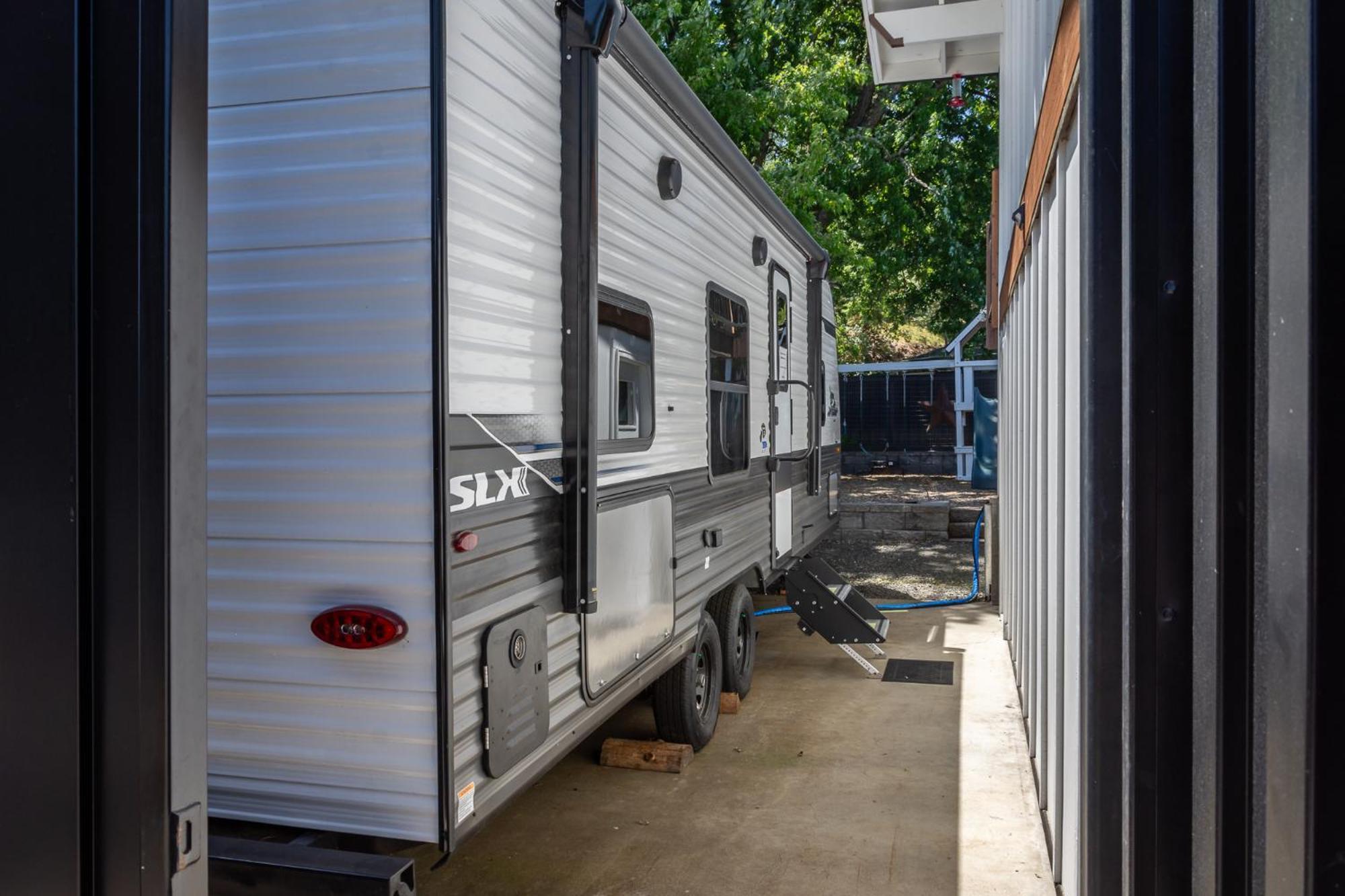 Chic Rv Retreat, Stunning Yard In Roseburg Hotell Exteriör bild