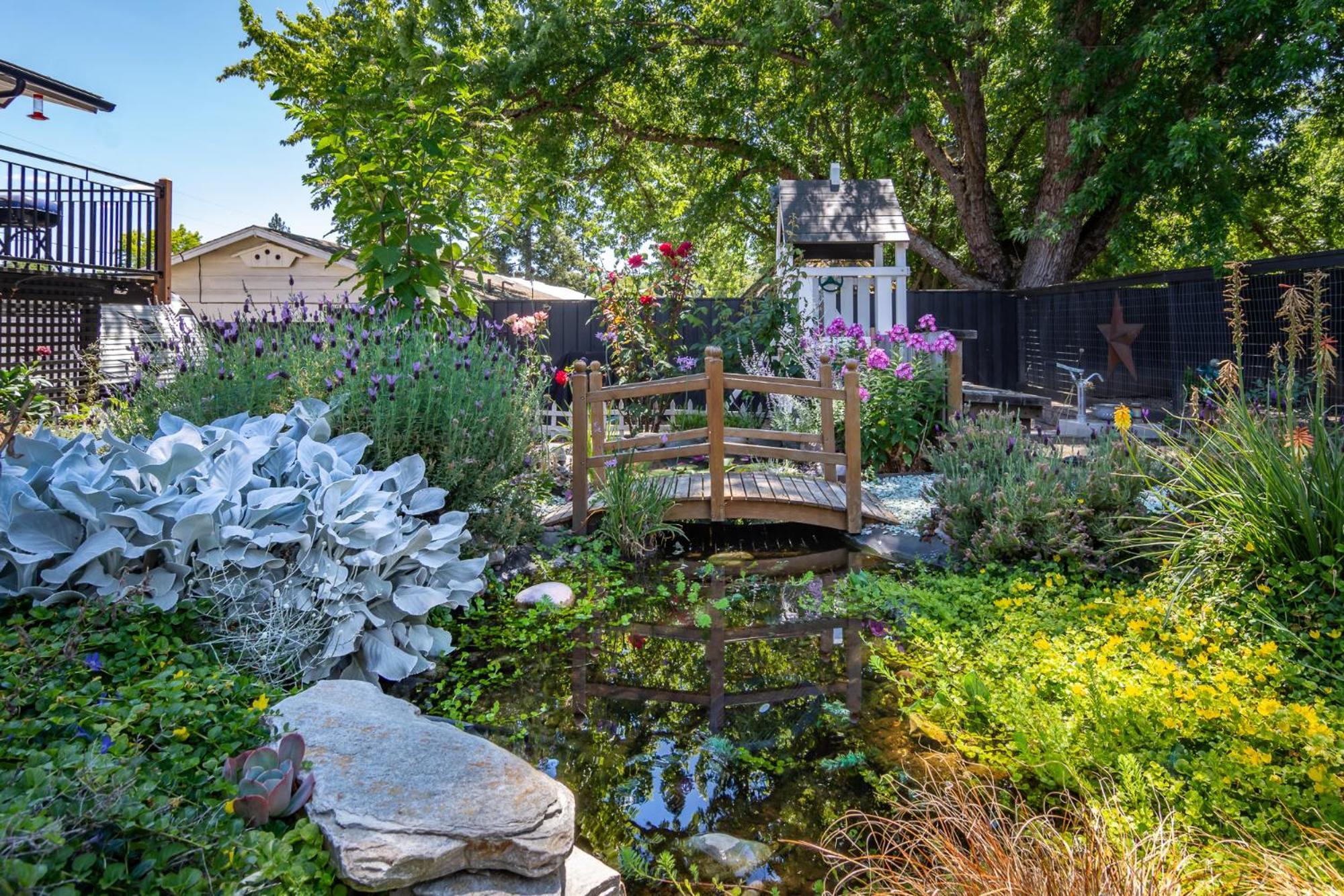 Chic Rv Retreat, Stunning Yard In Roseburg Hotell Exteriör bild