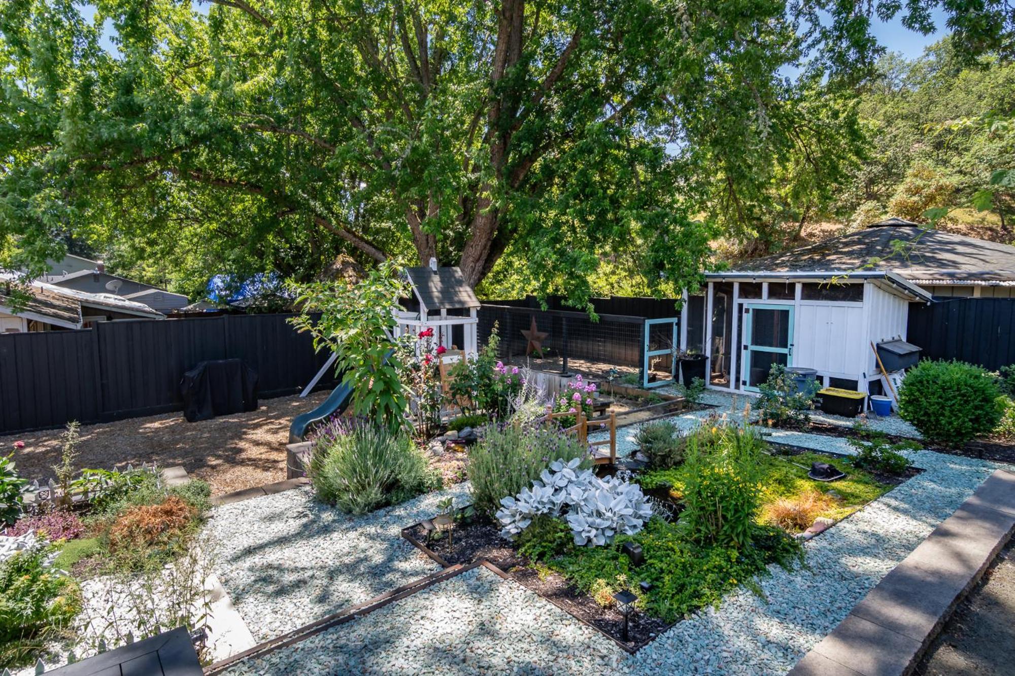 Chic Rv Retreat, Stunning Yard In Roseburg Hotell Exteriör bild