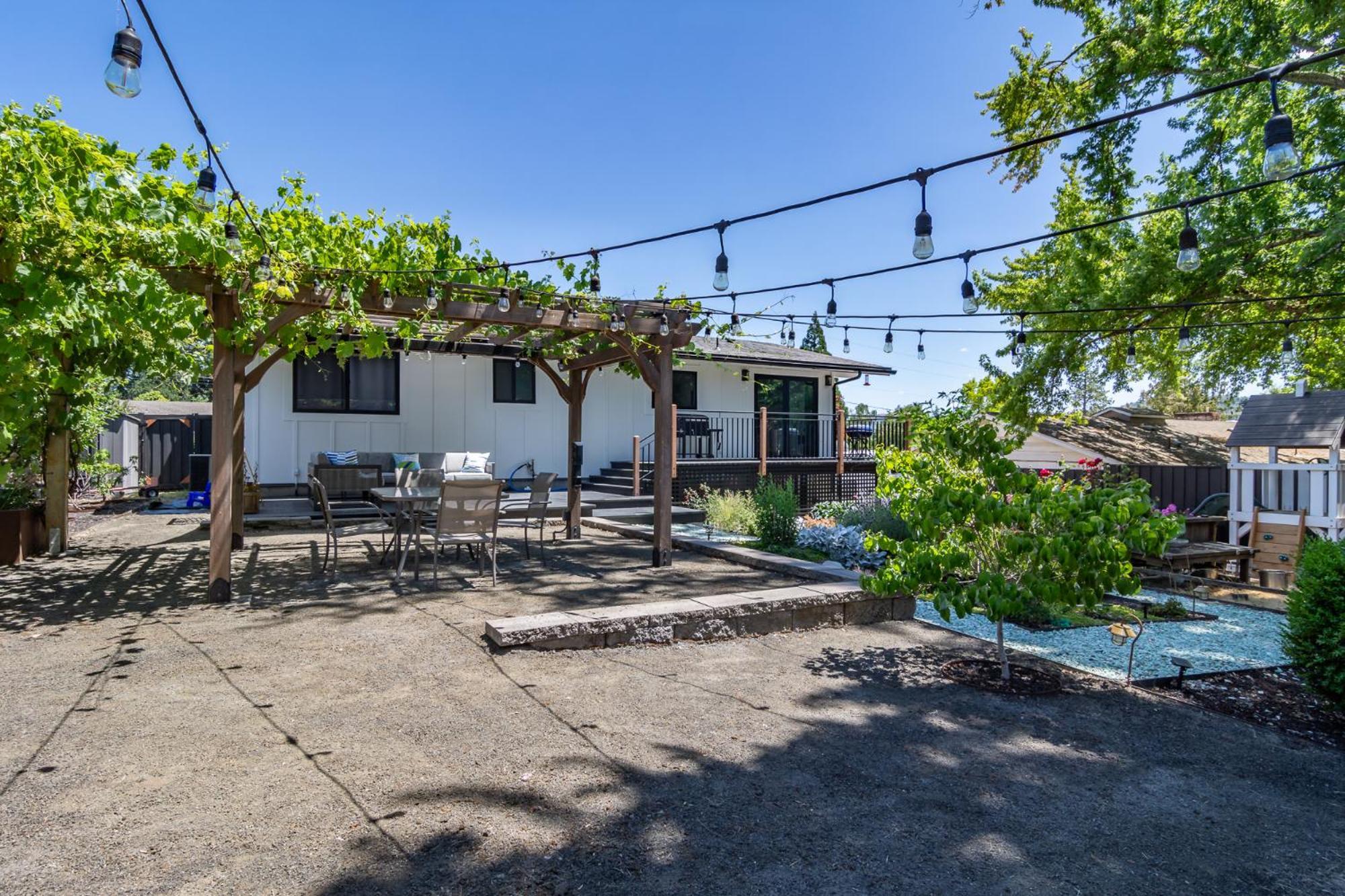 Chic Rv Retreat, Stunning Yard In Roseburg Hotell Exteriör bild