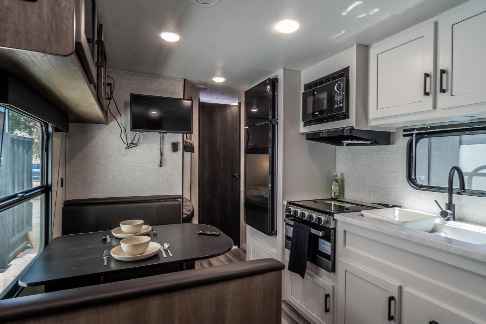 Chic Rv Retreat, Stunning Yard In Roseburg Hotell Exteriör bild