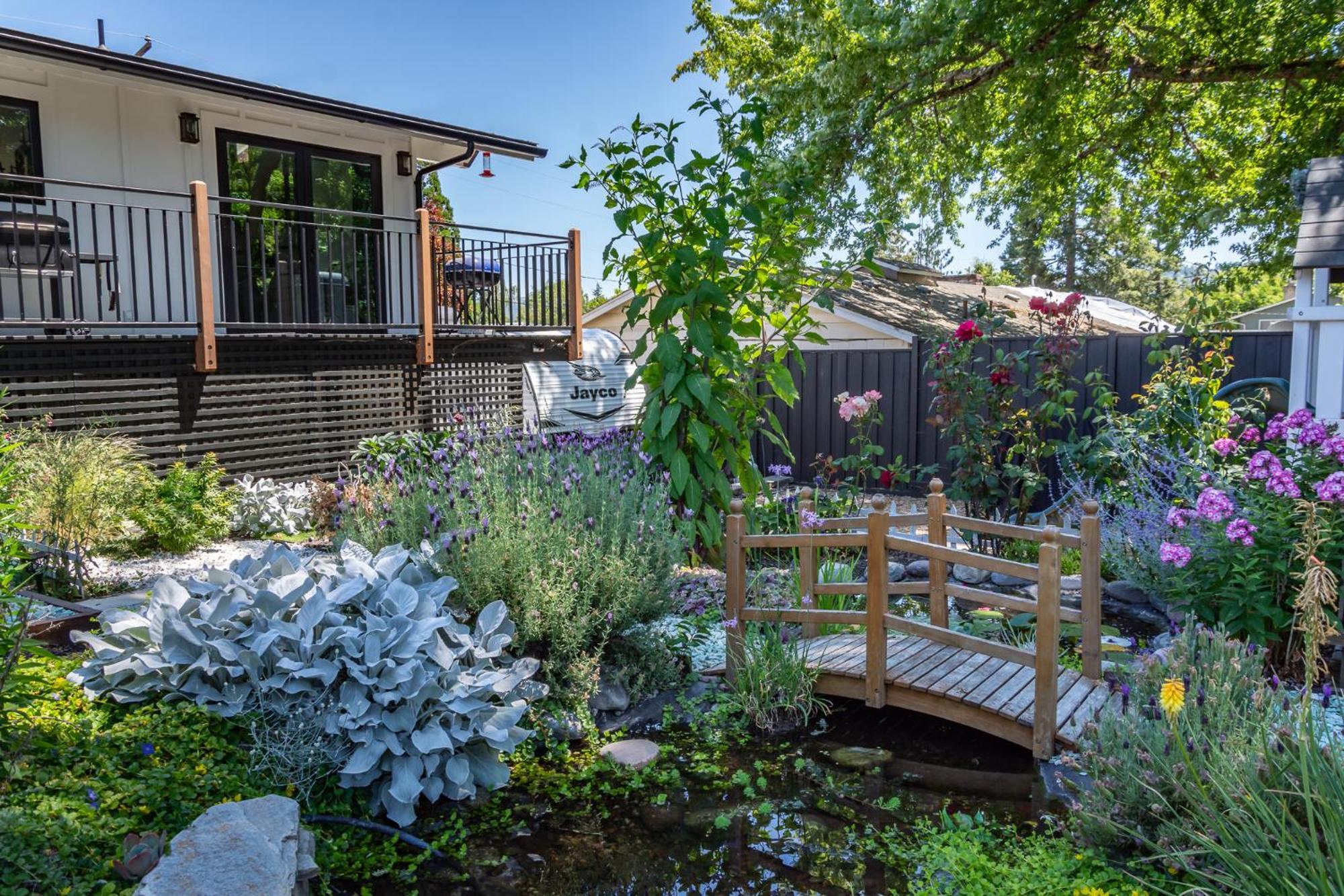 Chic Rv Retreat, Stunning Yard In Roseburg Hotell Exteriör bild