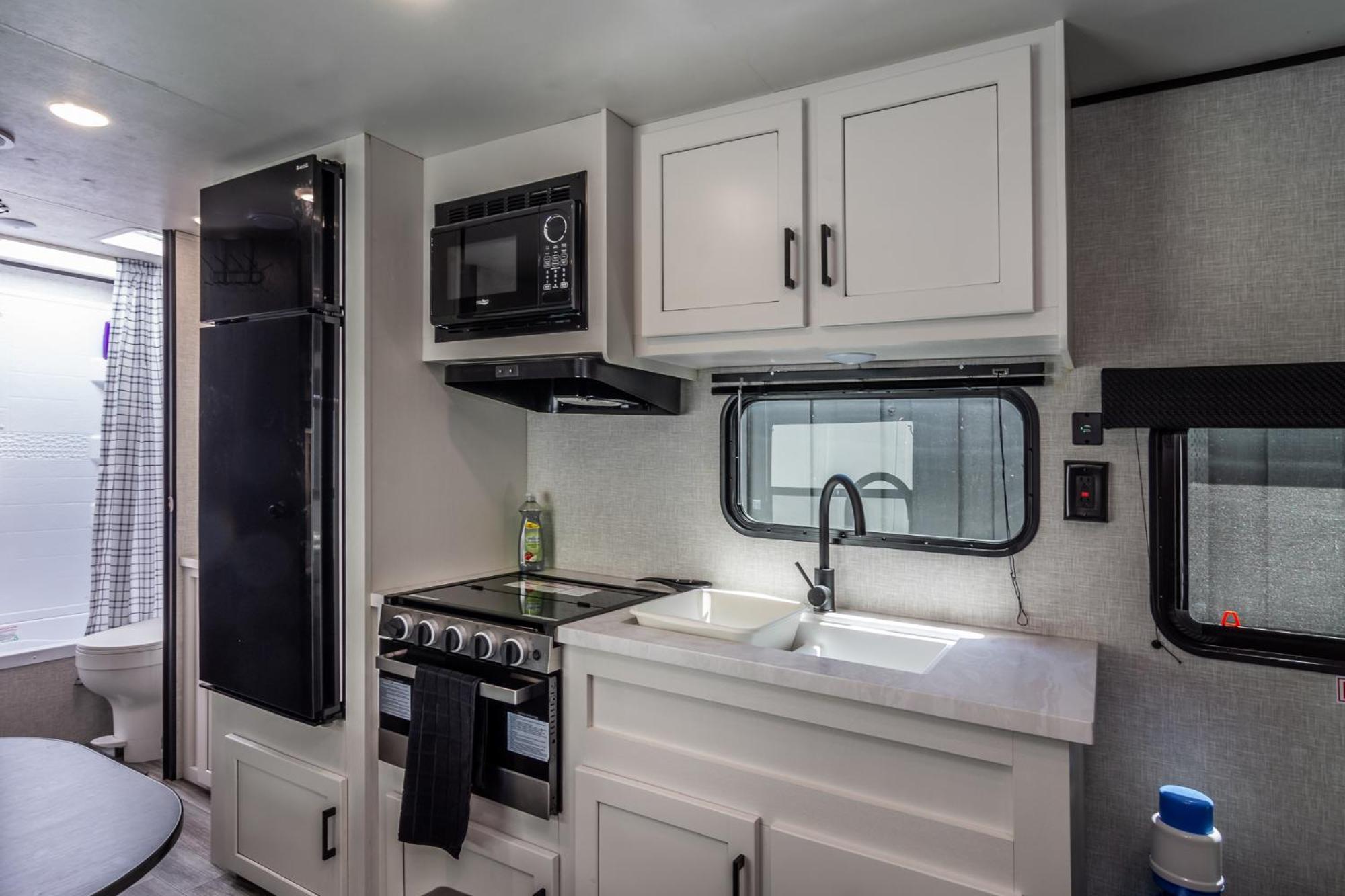 Chic Rv Retreat, Stunning Yard In Roseburg Hotell Exteriör bild