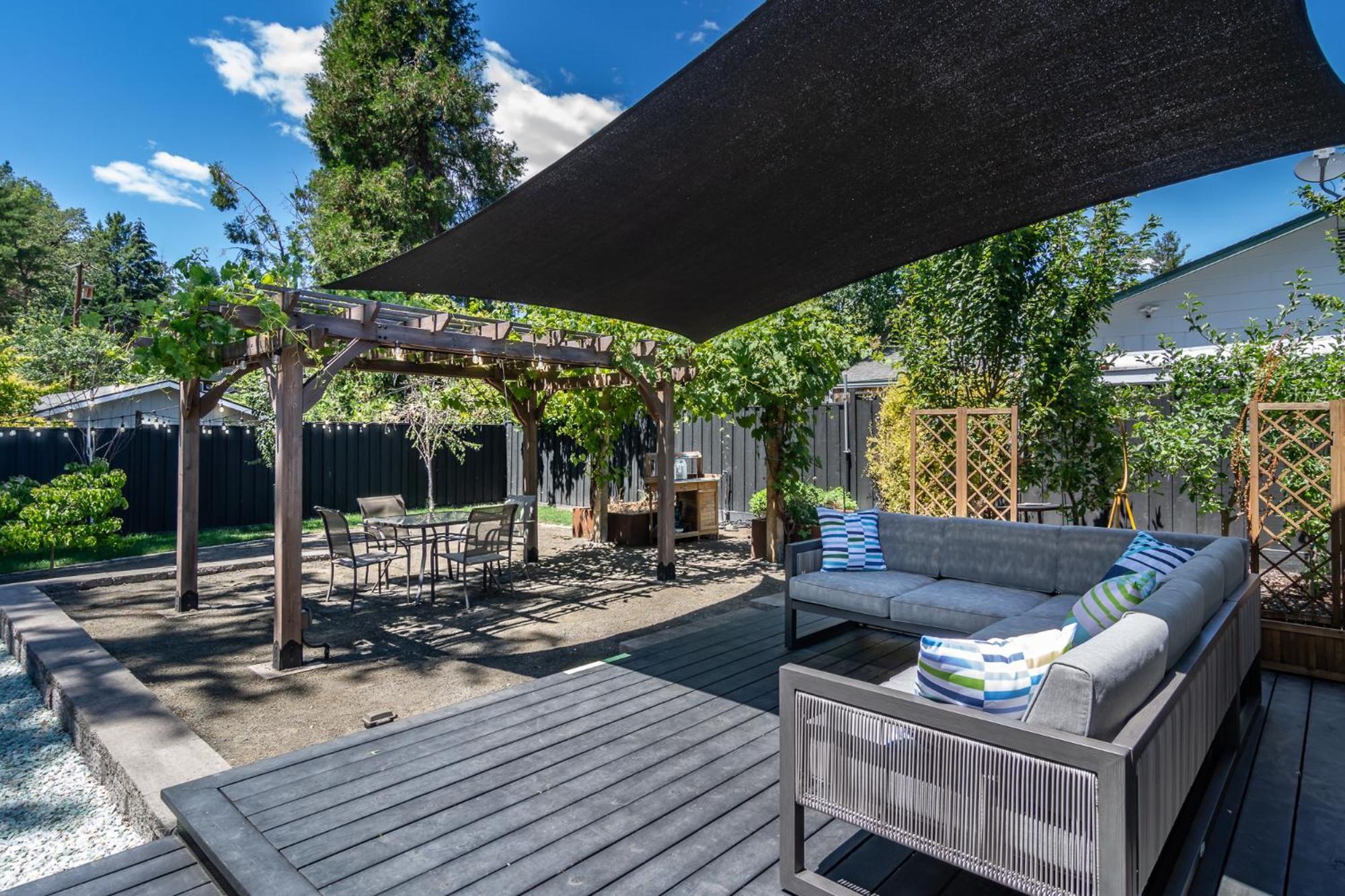 Chic Rv Retreat, Stunning Yard In Roseburg Hotell Exteriör bild