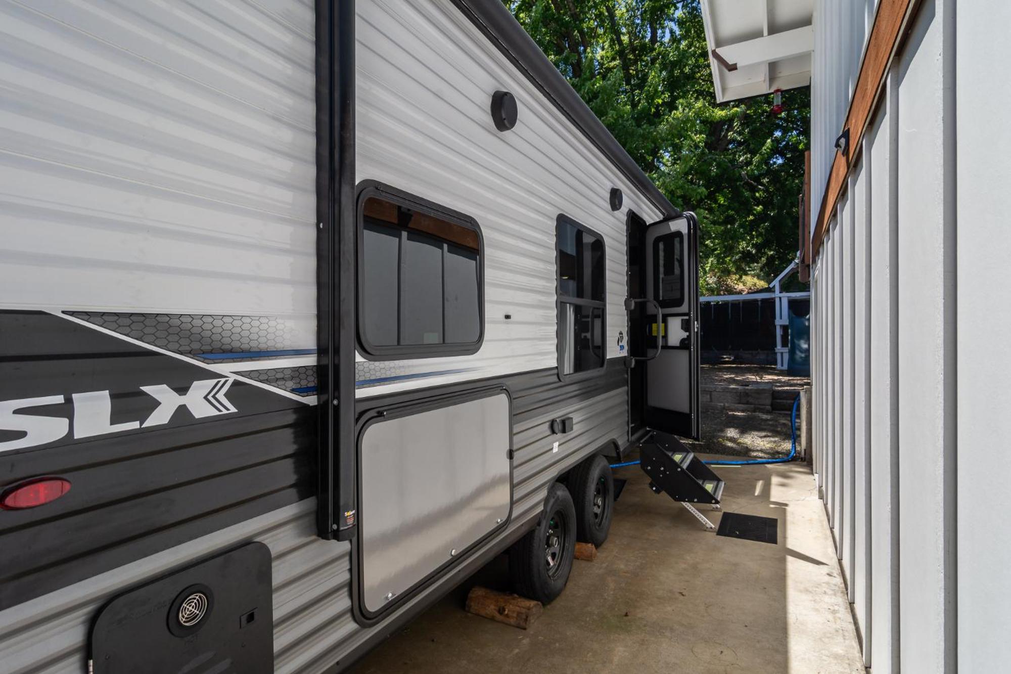 Chic Rv Retreat, Stunning Yard In Roseburg Hotell Exteriör bild