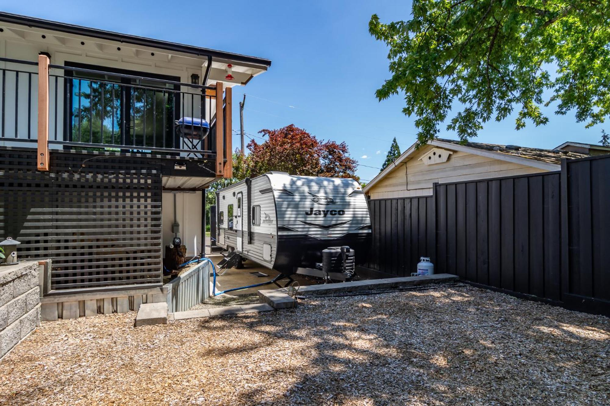 Chic Rv Retreat, Stunning Yard In Roseburg Hotell Exteriör bild