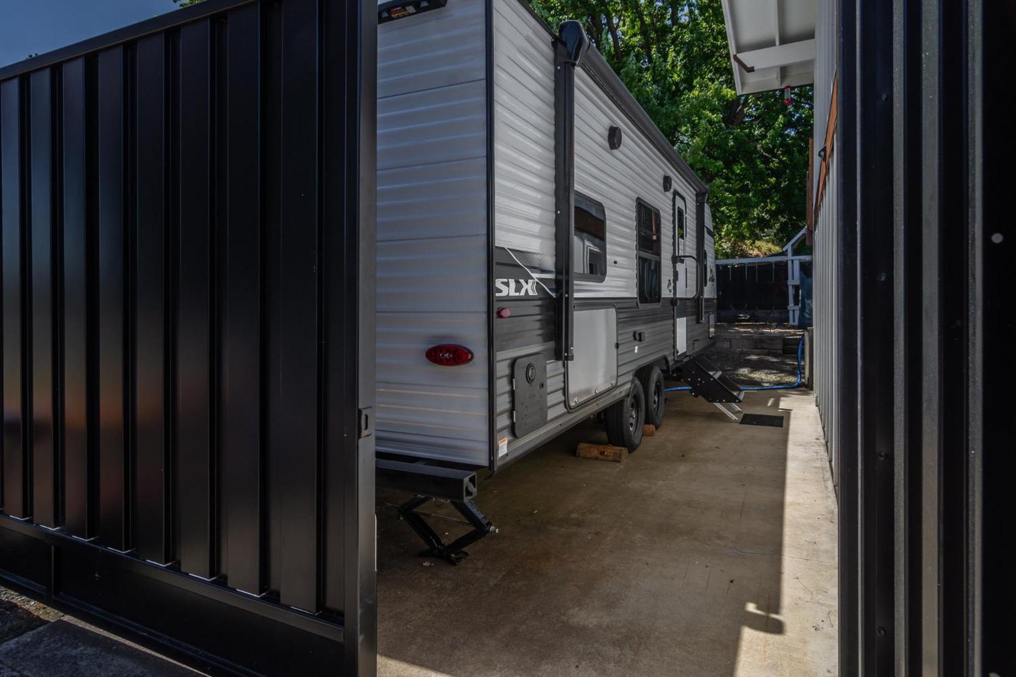 Chic Rv Retreat, Stunning Yard In Roseburg Hotell Exteriör bild