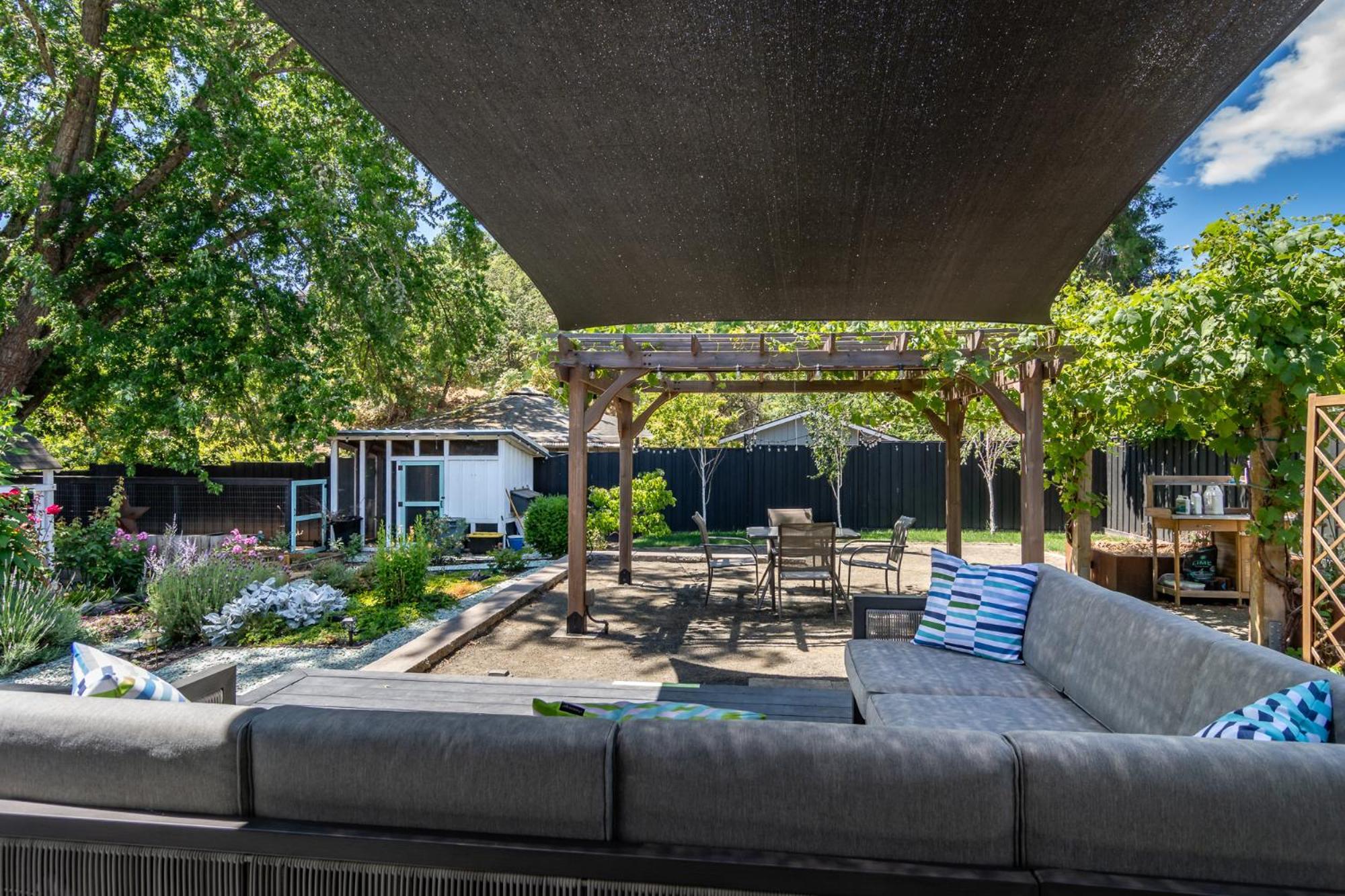 Chic Rv Retreat, Stunning Yard In Roseburg Hotell Exteriör bild