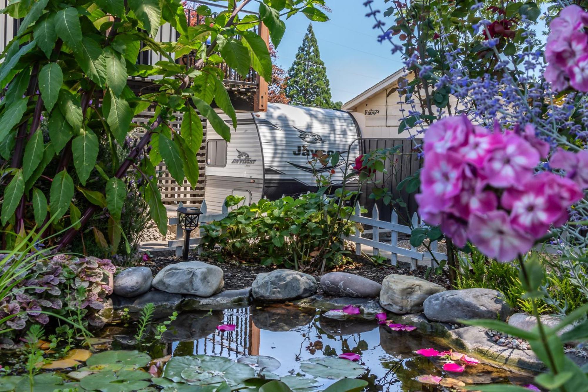 Chic Rv Retreat, Stunning Yard In Roseburg Hotell Exteriör bild