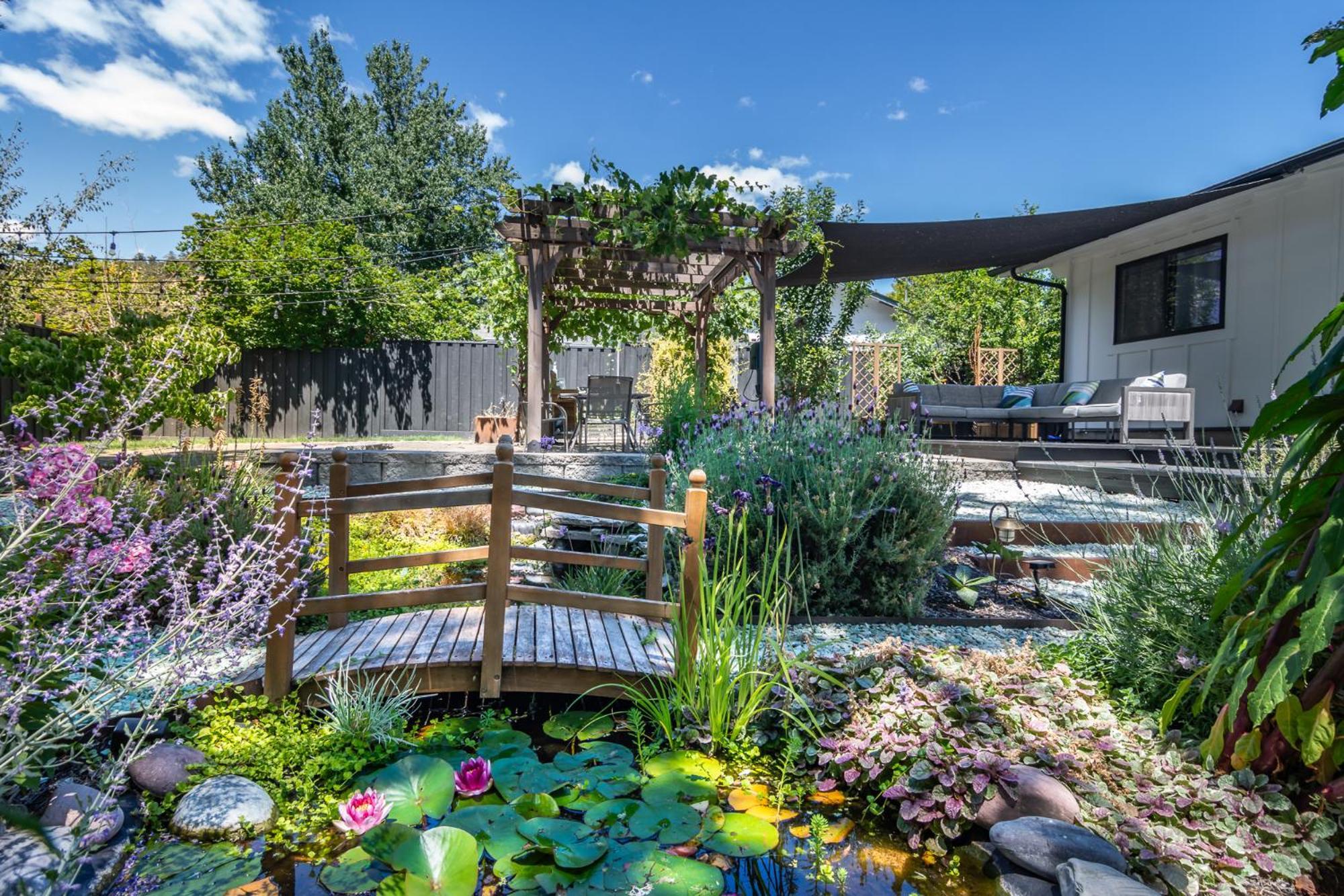 Chic Rv Retreat, Stunning Yard In Roseburg Hotell Exteriör bild