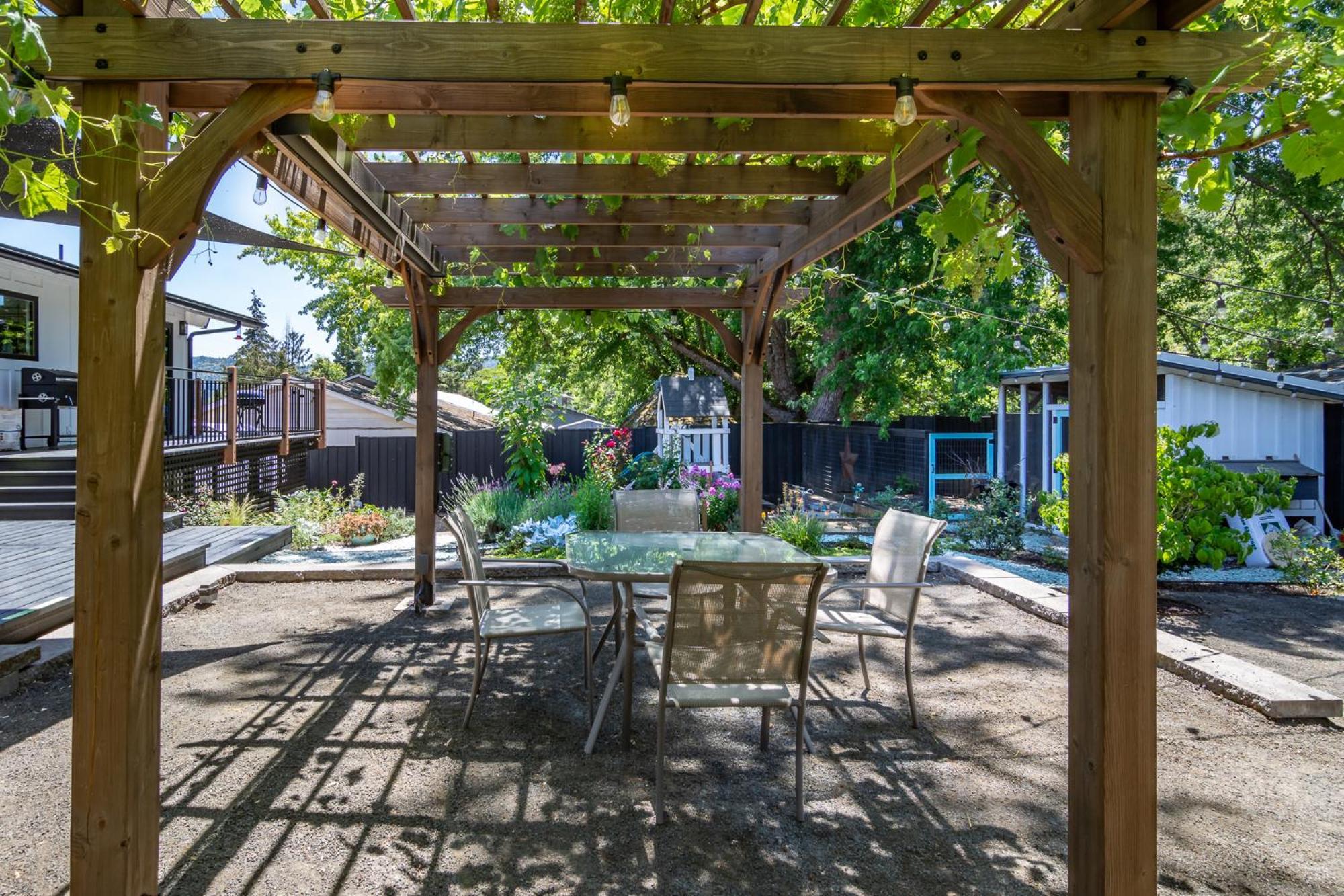Chic Rv Retreat, Stunning Yard In Roseburg Hotell Exteriör bild
