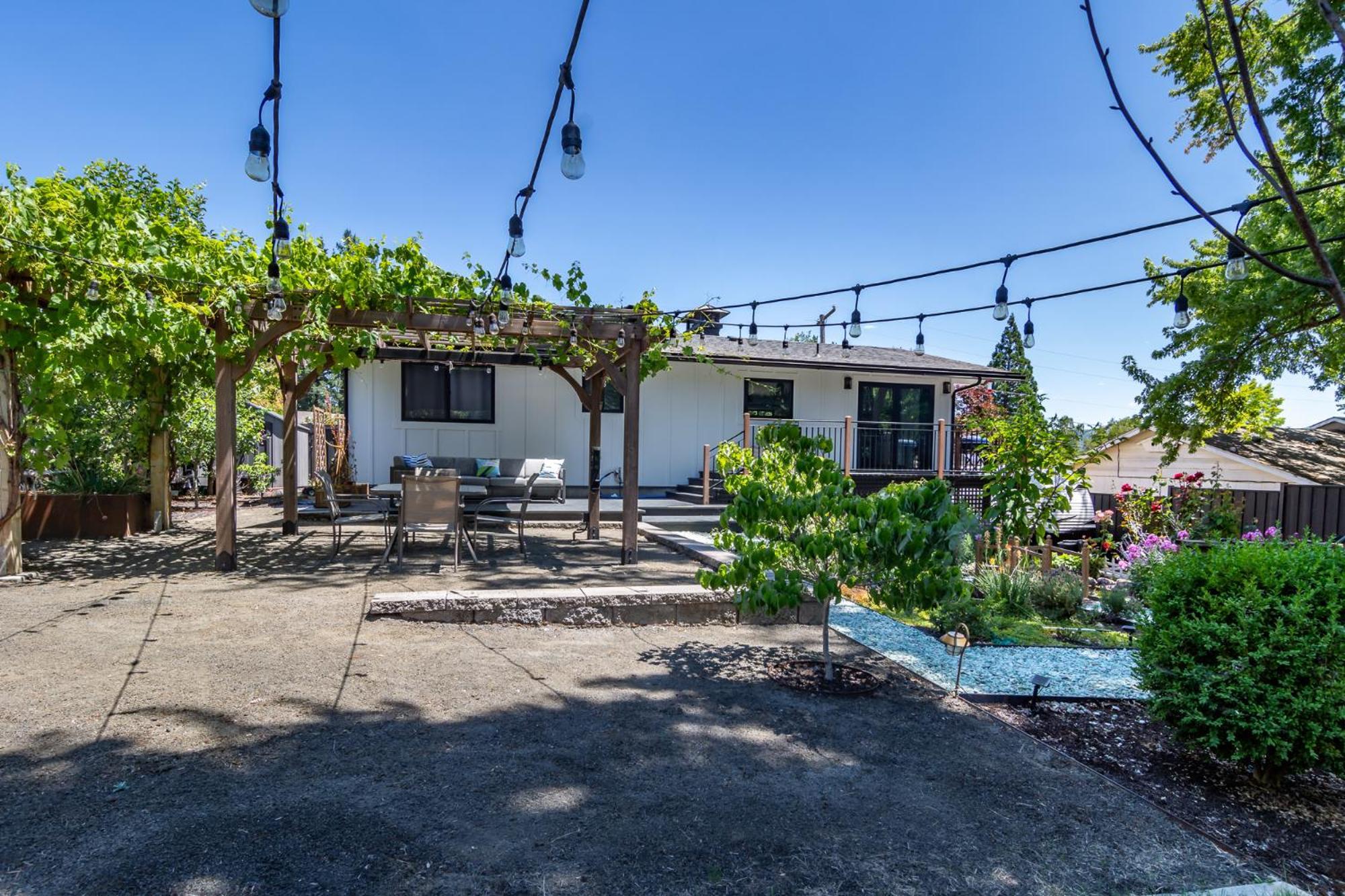 Chic Rv Retreat, Stunning Yard In Roseburg Hotell Exteriör bild