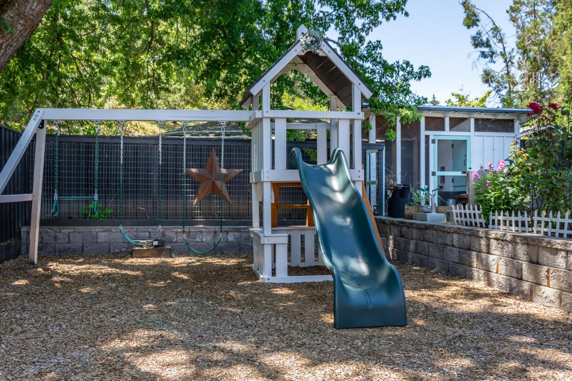 Chic Rv Retreat, Stunning Yard In Roseburg Hotell Exteriör bild