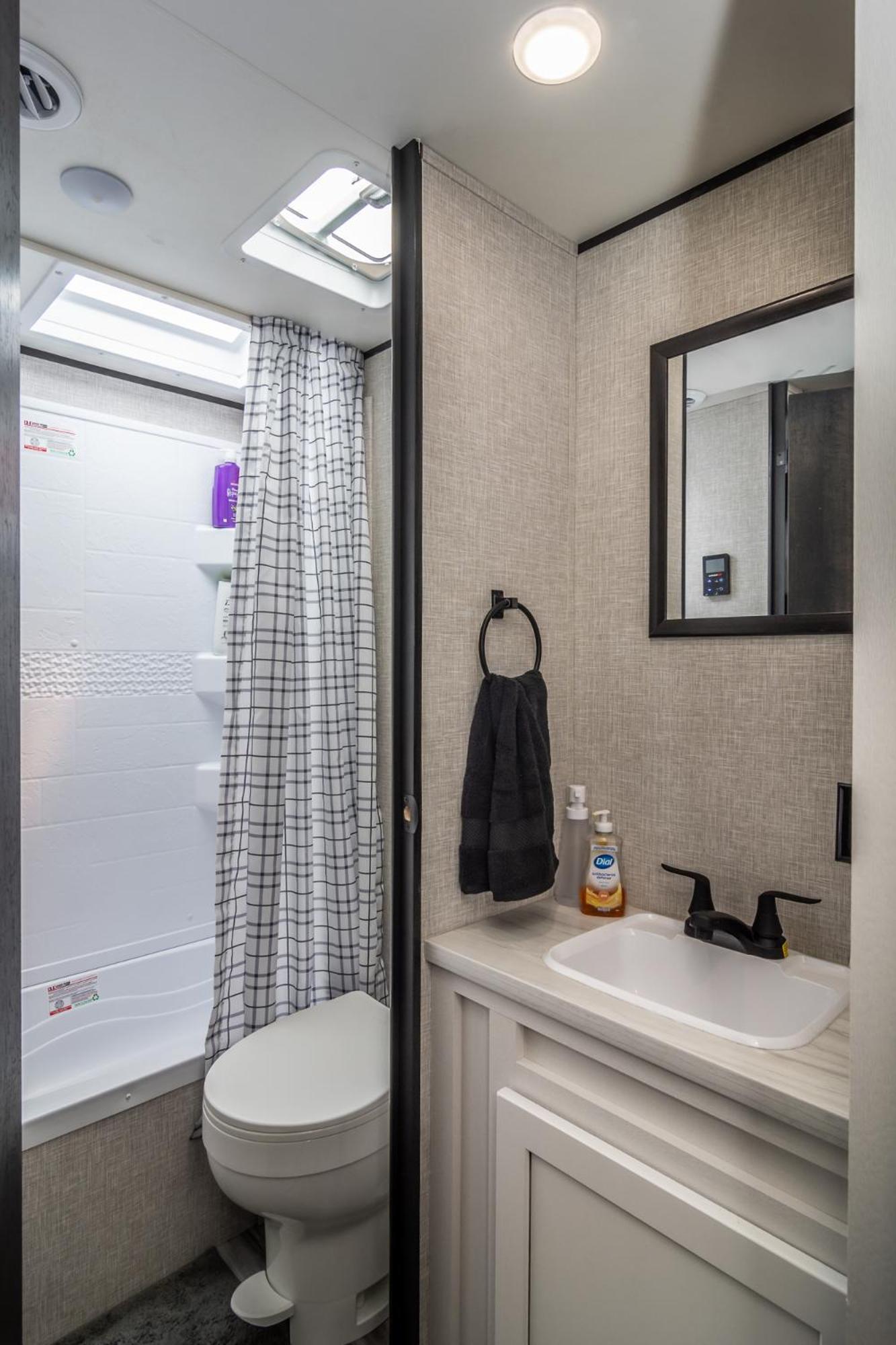 Chic Rv Retreat, Stunning Yard In Roseburg Hotell Exteriör bild